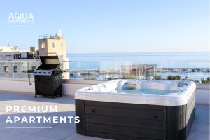 - Balcón con bañera de hidromasaje y parrilla en Aqua Apartments Bellamar, Marbella en Marbella