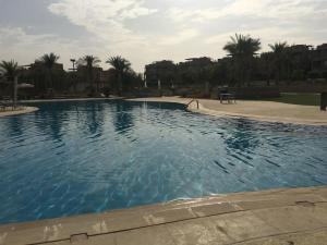 Piscina de la sau aproape de 5BR Villa Private Garden & Beach Access in Ain EL Sokhna