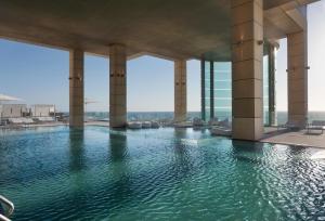 Piscina de la sau aproape de Royal Beach Hotel Tel Aviv by Isrotel Exclusive