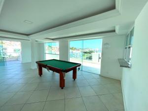 una mesa de billar en el medio de una habitación en Luz do Sol Prainha - 3 Quartos en Arraial do Cabo