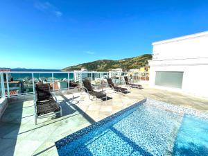 una piscina en la azotea de una casa en Luz do Sol Prainha - 3 Quartos en Arraial do Cabo