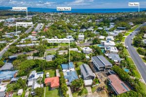 une vue aérienne sur un quartier avec des maisons et une route dans l'établissement Sunset Bungalow 505, à Byron Bay