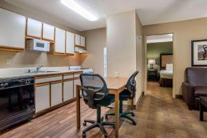 Extended Stay America Suites - Cleveland - Middleburg Heights 주방 또는 간이 주방