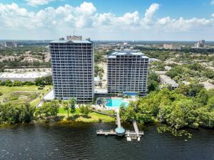 eine Luftansicht von zwei hohen Gebäuden auf dem Wasser in der Unterkunft Renovated Condo Blue Heron 5 pax in Orlando