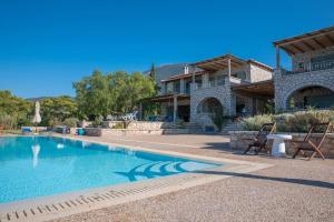 uma grande piscina em frente a uma casa em Villa Leon em Chalkida