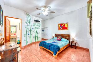 una camera con letto e ventilatore a soffitto di Hotel Tropical Sands Dominical a Dominical