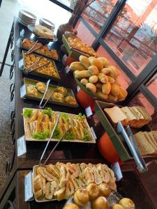 uma linha de buffet com muitos tipos diferentes de alimentos em Blue Tree Towers Fortaleza Beira Mar em Fortaleza