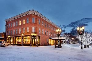 Independence Square 202, Hotel Room Over-looking the Mall and Aspen Mountain зимой