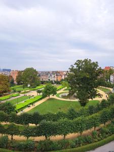 una vista aérea de un parque con árboles y arbustos en B-aparthotel Ambiorix, en Bruselas