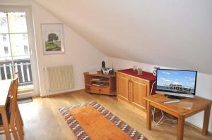 sala de estar con escritorio y ordenador. en Haus Windrose Ferienwohnung Nr 16 en Niendorf