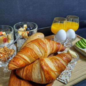 um pão numa tábua de cortar com ovos e frutas em Inn the Green em Zeist