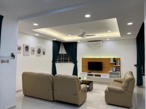 Кът за сядане в 4 bedrooms (private bathroom) Perdana Hill Villa