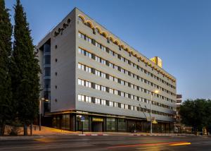 un gran edificio blanco en una calle con una calle en Hotel Granada Center, en Granada