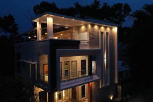 una casa con luces encima de ella por la noche en Melody Inn Luxury Home Stay, en Yercaud