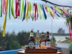 una bandeja de botellas de cerveza en una mesa con comida en Bamboo's House, en Dong Hoi