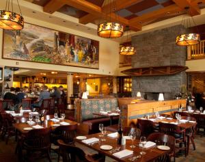 Um restaurante ou outro lugar para comer em Heathman Lodge