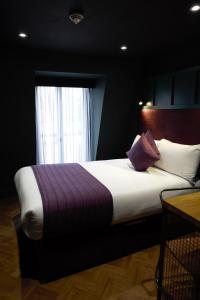 Tempat tidur dalam kamar di Duke Street Boutique Hotel