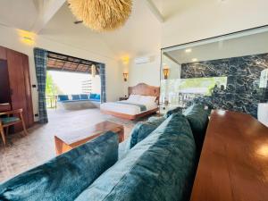 Tempat tidur dalam kamar di Absolute Beachfront Villas