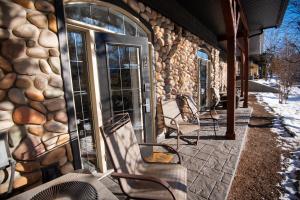 un groupe de chaises assis à l'extérieur d'un bâtiment dans l'établissement Renovated Chalet at Mystic Springs, Mountain Views, Pets Welcome!, à Canmore