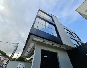 un edificio alto con una puerta delante en Seasons BC, en Balneário Camboriú