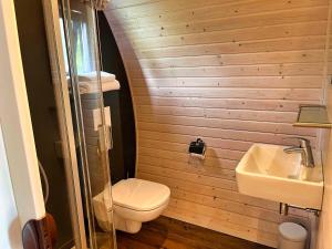 Pod Hotelkamer aan het water tesisinde bir banyo