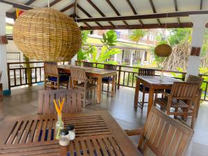 A restaurant or other place to eat at Pearl Island Beach Hotel