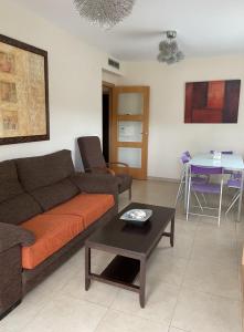 sala de estar con sofá y mesa en Residencial Los Flamencos en Benicàssim