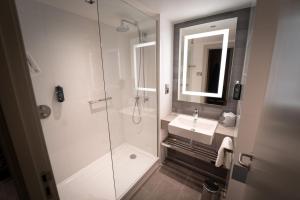 Clayton Hotel Glasgow City tesisinde bir banyo