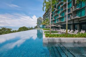 una piscina frente a un edificio en Angsana Teluk Bahang, en Batu Ferringhi