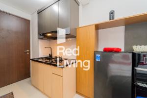 kuchnia ze zlewem i lodówką w obiekcie RedLiving Apartemen Transpark Juanda - Icha Rooms Tower Jade with Netflix w mieście Bekasi