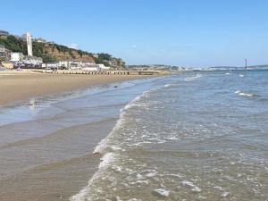 una playa con el océano y la costa en The Lodge en Shanklin