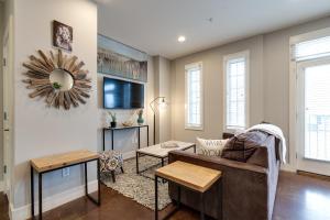 Телевизор и/или развлекательный центр в Stunning Nashville Condo Minutes from Broadway