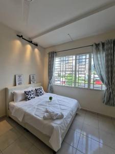 een slaapkamer met een groot bed en een raam bij 3Storey House 13Pax Family Suite in Bayan Lepas