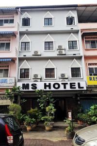 クランにあるM S Hotel, Tengku Kelana KTM Klangの建物前のメンズホテルサイン