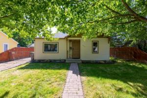 una pequeña casa con un patio con una valla en Home Sweet Idahome, feels like home with all the decor you wish you could afford King bed in master, fully fenced dog friendly yard, a few blocks from BSU and downtown Boise, Your perfect stay! en Boise