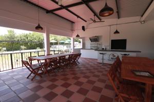 cocina y comedor con mesa y sillas en Natural View, en Melgar