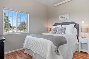 Un dormitorio blanco con una cama grande y una ventana en Unique Barn Stay Close to The Hills en Rapid City