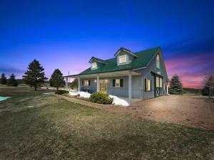 una casa con techo verde en un campo en Unique Barn Stay Close to The Hills en Rapid City