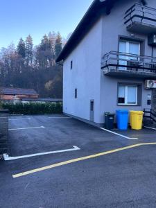 un parking en face d'un bâtiment dans l'établissement Sobe “Stari Grad-Samobor”, à Samobor