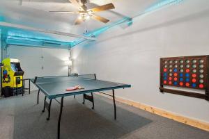 una mesa de ping pong en una habitación con una pelota de ping pong en Gazebo 4BR Ping Pong Arcade Room en Rapid City