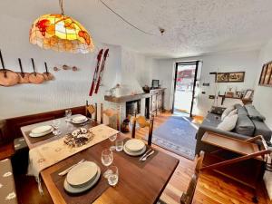 uma sala de jantar e sala de estar com uma mesa e um sofá em Chalet le Pigne Gressoney Saint Jean em Gressoney-Saint-Jean