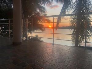 - une vue sur le coucher du soleil depuis le balcon du complexe dans l'établissement Lagoon Breeze Resort, à Batticaloa