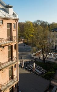 Blick auf ein Gebäude mit Sonnenschirmen und einen Innenhof in der Unterkunft Cochs Pensjonat in Oslo