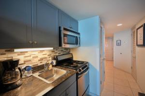 una cucina con lavandino e piano cottura di Spectacular Ocean Front Real 1 Bedroom Condo, 2 Ba a Myrtle Beach