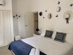 A bed or beds in a room at Tu Casita en Aruba