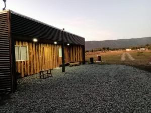 un edificio con paneles de madera en su lateral en Cabaña Cunco parcela, en Cunco