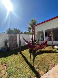 una hamaca en un patio frente a un edificio en CASA DE FÉRIAS en Barra do Garças