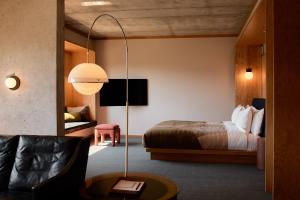 ein Hotelzimmer mit einem Bett und einem Sofa in der Unterkunft Ace Hotel Toronto in Toronto