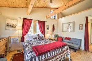 1 dormitorio con 1 cama y 1 sofá en Idyllic Dolores Cabin with Fire Pit and Lake Views!, en Dolores