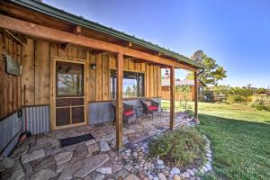 Cabaña de madera con porche y patio en Idyllic Dolores Cabin with Fire Pit and Lake Views!, en Dolores